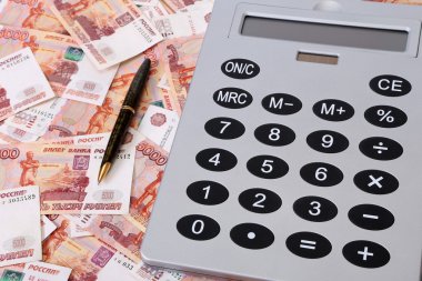 yakın çekim Rus banknot (beş bin Rublesi notlar) ve hesap makinesi