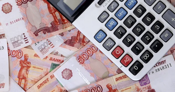 Primer plano de los billetes rusos (cinco mil rublos) y calculadora — Foto de Stock