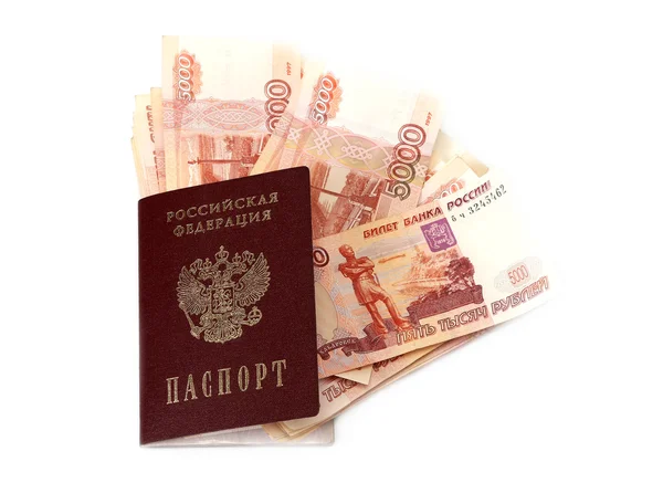 Primer plano de los billetes rusos (cinco mil rublos) y pasaporte de la Federación de Rusia — Foto de Stock