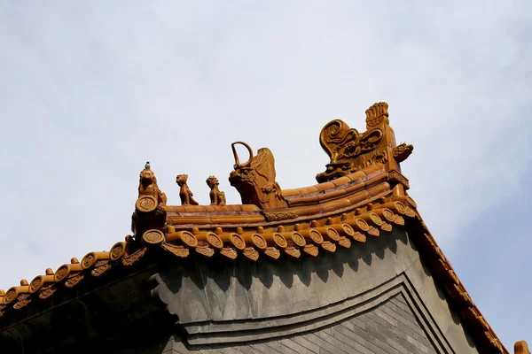 Традиционное украшение крыши буддистского храма, Пекин, Китай — стоковое фото