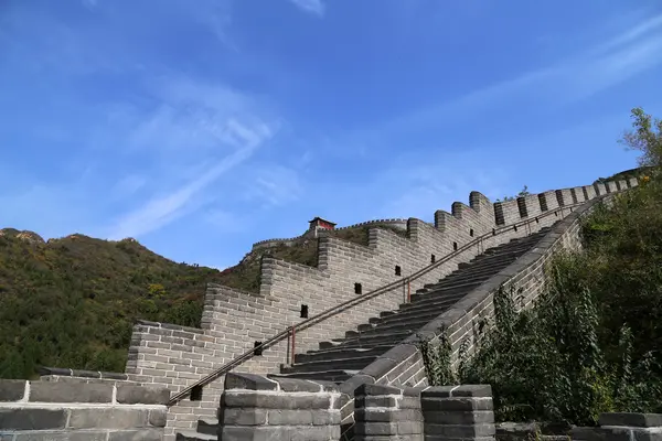 Blick auf einen der landschaftlich schönsten Abschnitte der großen Mauer von China, nördlich von Peking — Stockfoto