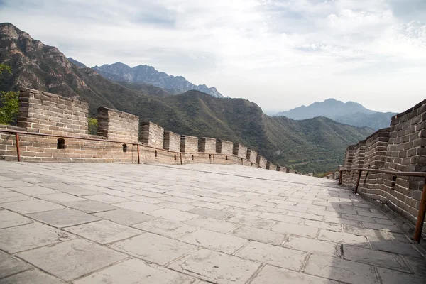 Weergave van een van de meest schilderachtige delen van de grote muur van china, ten noorden van Peking — Stockfoto