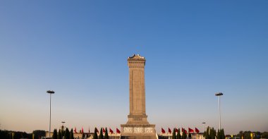tiananmen Meydanı, Pekin, Çin Halk kahramanları Anıtı