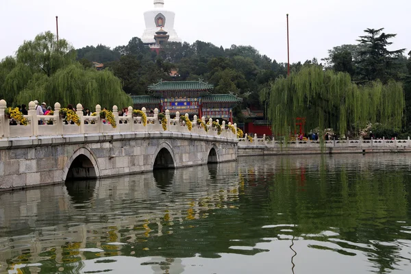 Beihai Park est un jardin impérial situé au nord-ouest de la Cité interdite à Pékin, en Chine. — Photo