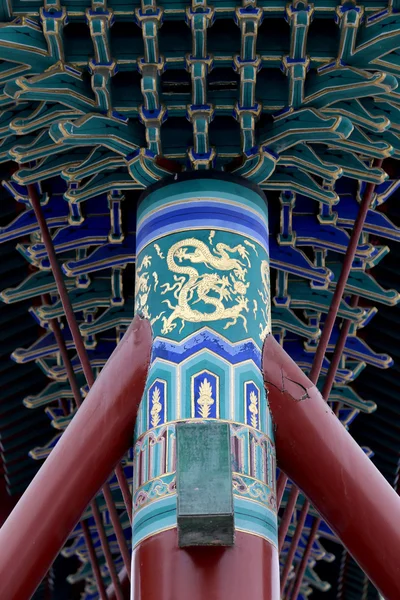 Tradicional portão chinês antigo em Beihai Park é um jardim imperial a noroeste da Cidade Proibida em Pequim, China — Fotografia de Stock