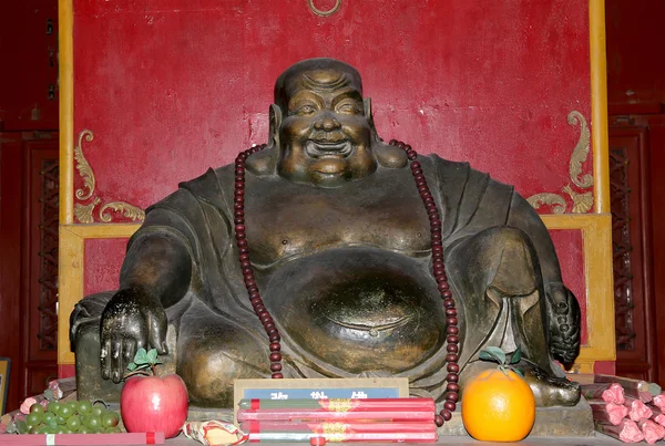 Boeddhistische tempel. standbeeld van Boeddha--beihai park--is een keizerlijke tuin in het noordwesten van de verboden stad in Peking, china — Stockfoto