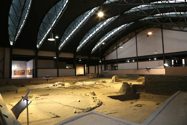 Banpo museum--is een museum in xi'an (xian, sian), shaanxi, china. het museum herbergt artefacten uit de archeologische site van banpo. — Stockfoto