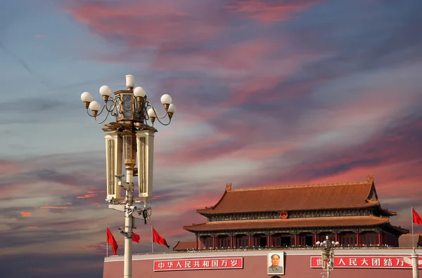 Башня ворот Тяньаньмэнь к северу от площади Тяньаньмэнь, Пекин, Китай — стоковое фото