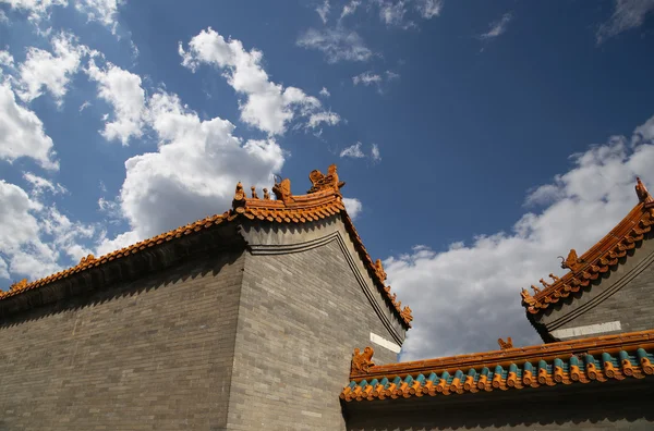 Traditionelle Dekoration des Daches eines buddhistischen Tempels, beijing, China — Stockfoto