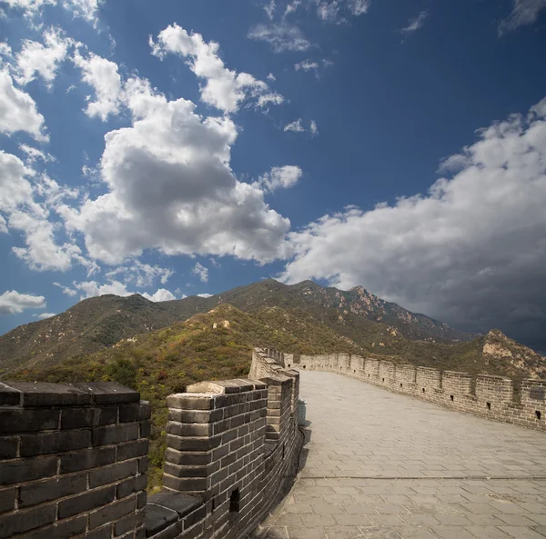 Blick auf einen der landschaftlich schönsten Abschnitte der großen Mauer von China, nördlich von Peking — Stockfoto