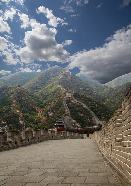 Weergave van een van de meest schilderachtige delen van de grote muur van china, ten noorden van Peking — Stockfoto