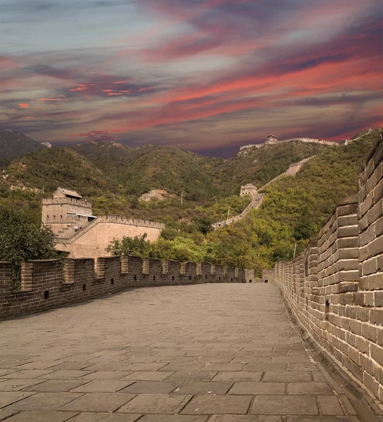 Вид на один из самых живописных участков Великой Китайской стены, к северу от Пекина — стоковое фото