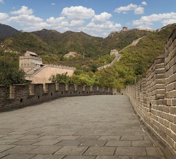 Вид на один из самых живописных участков Великой Китайской стены, к северу от Пекина — стоковое фото