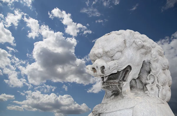 Estátua do Leão Guardião de Pedra no Parque Beihai é um jardim imperial a noroeste da Cidade Proibida em Pequim, China — Fotografia de Stock