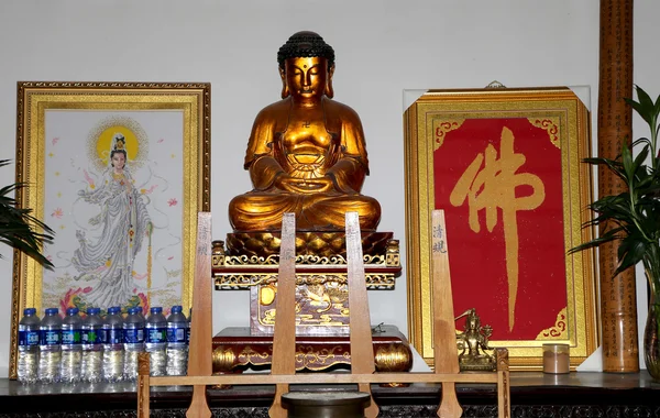 Templo Budista. Estatua de oro de Buddha- sur de Xian (Sian, Xi 'an), provincia de Shaanxi, China —  Fotos de Stock