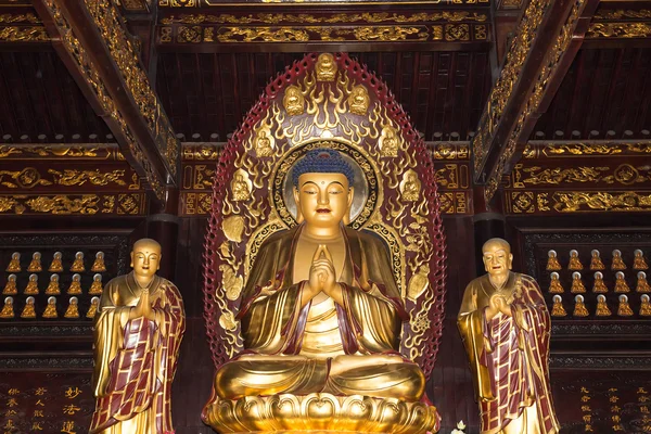 Temple bouddhiste. Statue dorée de Bouddha au sud de Xi'an (Sian, Xi'an), province du Shaanxi, Chine — Photo