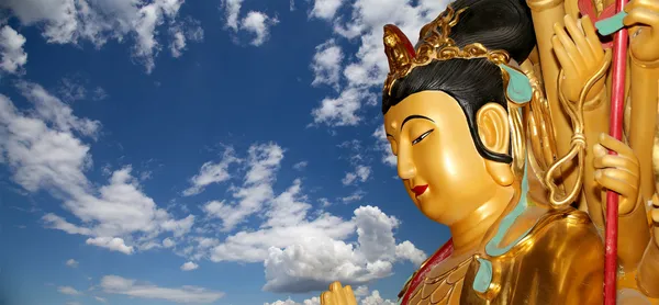 Templo Budista. Estatua de oro de Buddha- sur de Xian (Sian, Xi 'an), provincia de Shaanxi, China — Foto de Stock