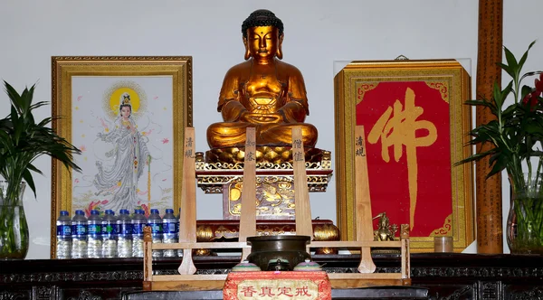 Buddyjskiej świątyni. złoty posąg Buddy - Południowej xian (sian, xi'an), prowincji shaanxi, Chiny — Zdjęcie stockowe