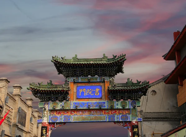 Entrada a un templo budista - Xian (Sian, Xi 'an), provincia de Shaanxi, China — Foto de Stock