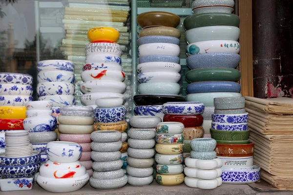 Traditional Chinese ceramic tableware at a Chinese market — Stock Photo, Image