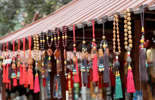 Chiny na tradycyjne pamiątki w sklepie z upominkami — Zdjęcie stockowe