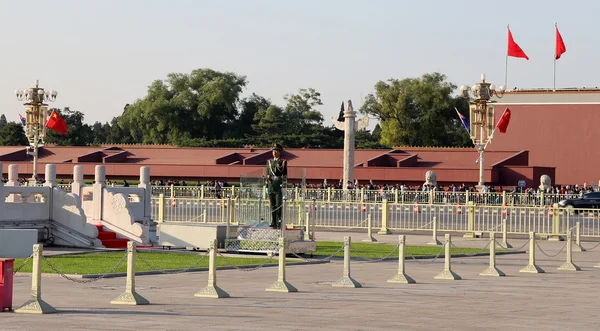 Plaza de Tiananmen (Guardia de Honor) es una gran plaza de la ciudad en el centro de Beijing, China — Foto de Stock