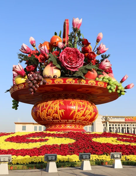 Riesiger Blumenkorb auf dem Platz des Himmlischen Friedens, Peking, China — Stockfoto