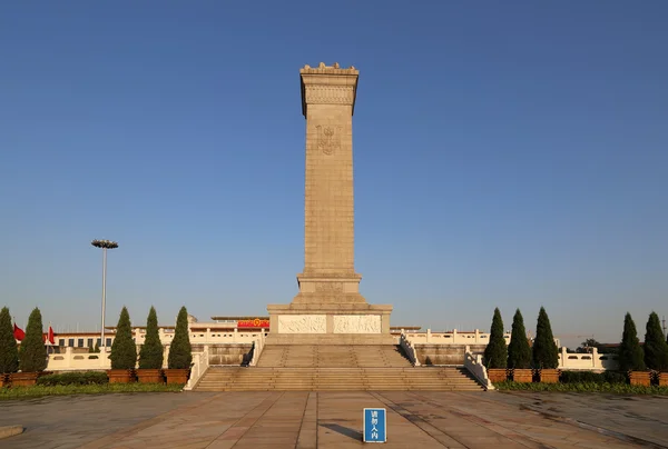 Памятник народным героям на площади Тяньаньмэнь, Пекин, Китай — стоковое фото