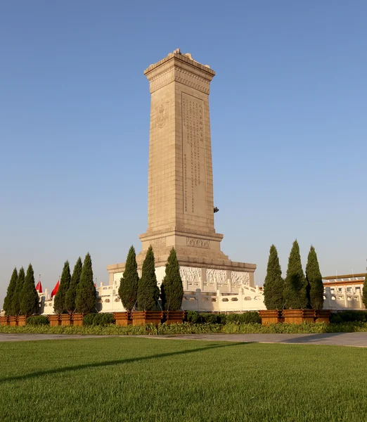 Памятник народным героям на площади Тяньаньмэнь, Пекин, Китай — стоковое фото