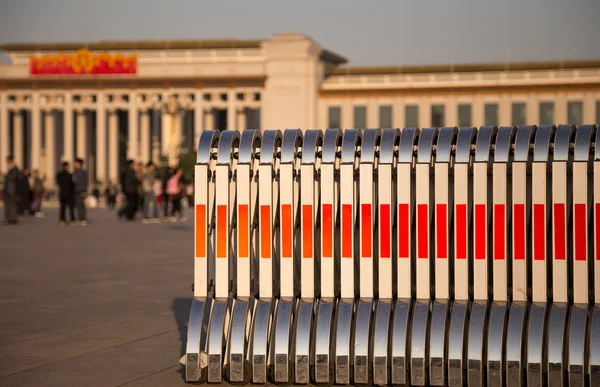 セキュリティ ― 天安門広場--のフェンシングはセンター北京、中国で大規模な都市の広場 — ストック写真