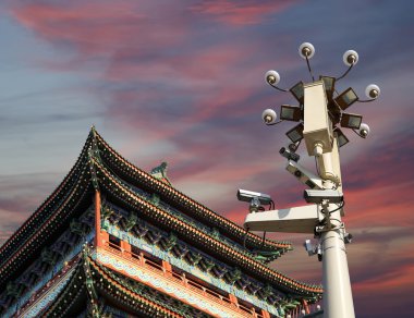 zhengyangmen kapısı (qianmen). Bu ünlü kapısı tiananmen Meydanı Pekin'de, Çin güneyinde yer alır