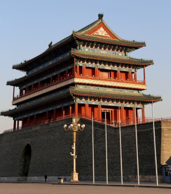 zhengyangmen kapısı (qianmen). Bu ünlü kapısı tiananmen Meydanı Pekin'de, Çin güneyinde yer alır