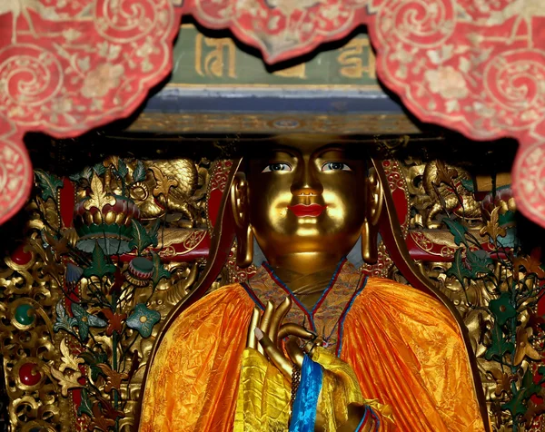 Buddhist Temple. Statue of Buddha --Yonghe Temple, also known as the Palace of Peace and Harmony Lama Temple or popularly the Lama Temple, is a temple of Tibetan Buddhism. Beijing, China — Stock Photo, Image