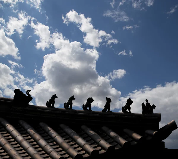Traditionell utsmyckning av taket (kontur) av ett buddhistiskt tempel, xian (sian, xi'an), shaanxi-provinsen, Kina — Stockfoto