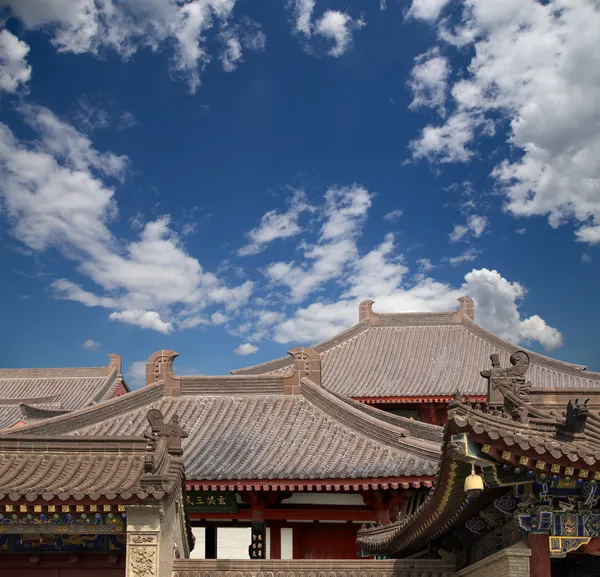 Dachowe ozdoby na terytorium pagoda dzikich gęsi, jest Buddyjski pagoda położony jest w południowej xian (sian, xi'an), prowincji shaanxi, Chiny — Zdjęcie stockowe