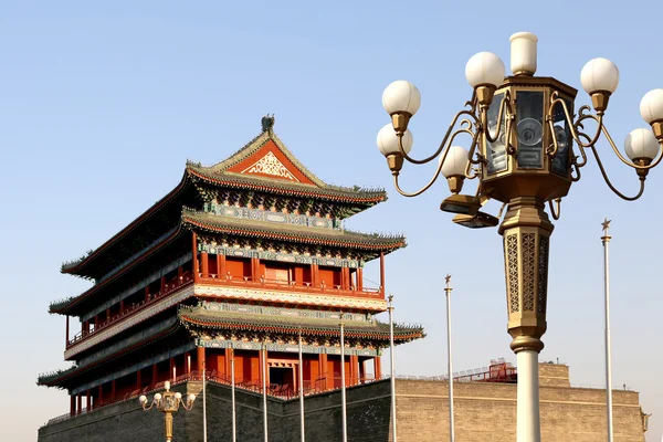 Zhengyangmen πύλη (qianmen). Αυτή η περίφημη πύλη βρίσκεται στα νότια της πλατείας Τιενανμέν στο Πεκίνο, Κίνα — Φωτογραφία Αρχείου