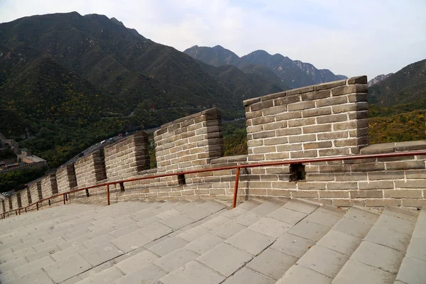Blick auf einen der landschaftlich schönsten Abschnitte der großen Mauer von China, nördlich von Peking — Stockfoto