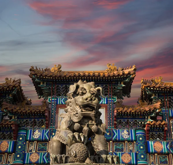 Χάλκινο άγαλμα του φύλακα των λιονταριών στο Yonghe Temple (Ναός Λάμα) στο Πεκίνο, Κίνα — Φωτογραφία Αρχείου