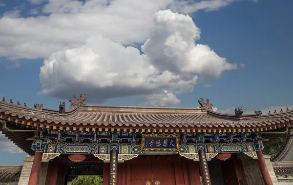 Roof decorations on the territory Giant Wild Goose Pagoda, is a Buddhist pagoda located in southern Xian (Sian, Xi'an), Shaanxi province, China — Stock Photo, Image