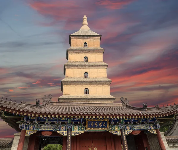 La pagoda gigante del ganso salvaje o gran pagoda del ganso salvaje, es una pagoda budista ubicada en el sur de Xian (Sian, Xi 'an), provincia de Shaanxi, China. — Foto de Stock