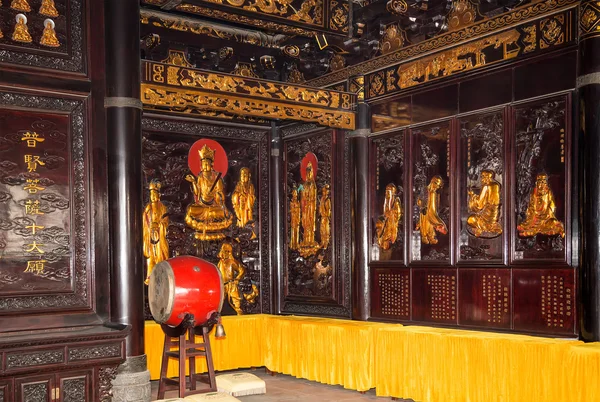 बौद्ध मंदिर। बुद्ध की स्वर्ण प्रतिमा दक्षिणी ज़ियान (सियान, शीआन), शांक्सी प्रांत, चीन — स्टॉक फ़ोटो, इमेज