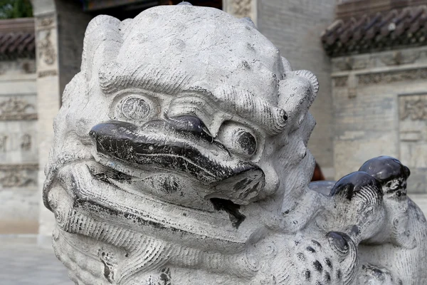 Statua del leone custode della pietra sul territorio Pagoda dell'oca selvatica gigante, è una pagoda buddista situata nel sud di Xian (Sian, Xi'an), provincia dello Shaanxi, Cina — Foto Stock