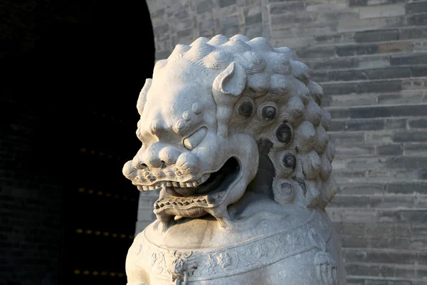 在天安门广场 — — 卫报 》 的狮子雕像是在中国的北京中心，大型城市广场 — 图库照片