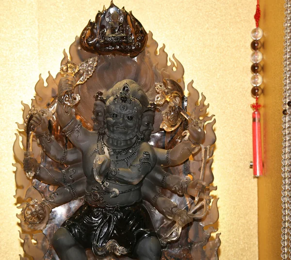 Dharmapala (beskytter av dharma), buddhistisk tempel i Beijing, Kina. Dharmapala er en type rasende guddom. . – stockfoto