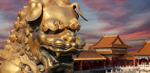 En brons kinesiska draken staty i den förbjudna staden. Peking, Kina — Stockfoto