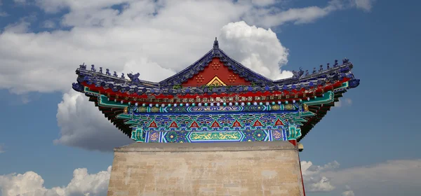 Traditional decoration of the roof of a Buddhist temple, Xian (Sian), China — Stock Photo, Image