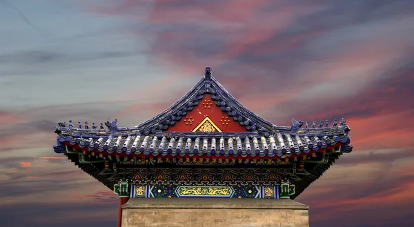 Традиционное украшение крыши буддистского храма, Сиань (Сиань), Китай — стоковое фото