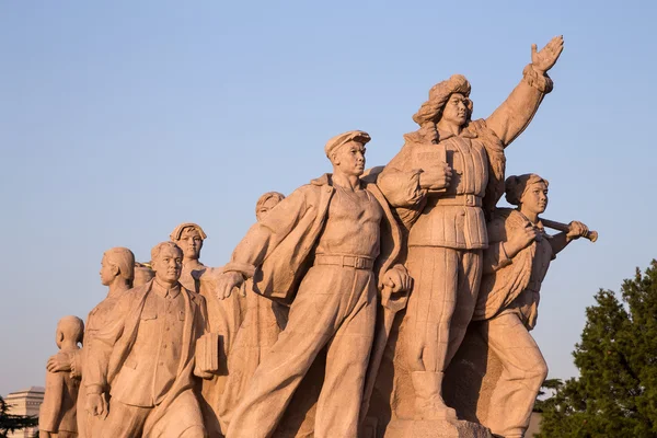 Statue rivoluzionarie in Piazza Tienanmen a Pechino, Cina — Foto Stock