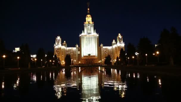 Московский государственный университет им.М.В.Ломоносова (ночью), главное здание, Россия — стоковое видео