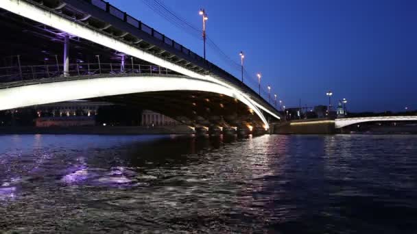 Bolsjoj ustinsky bridge i Moskva, Ryssland — Stockvideo